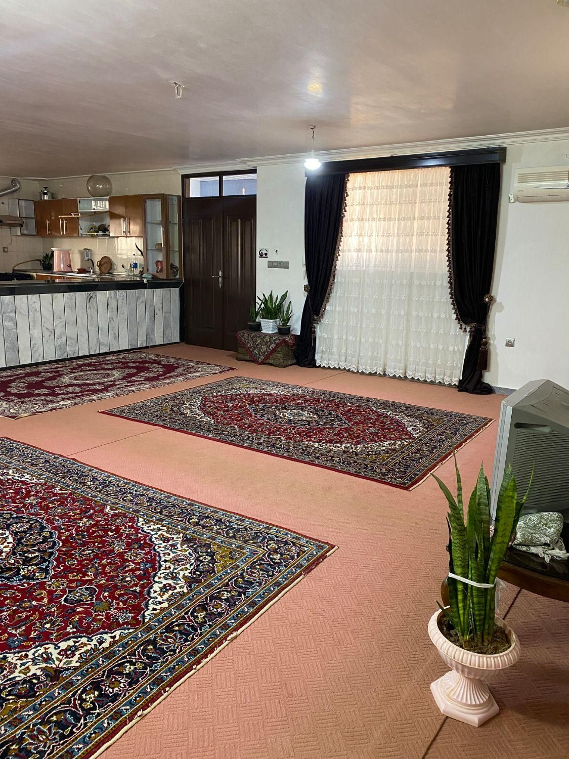 سوئیت ویلایی حیاط دار ظرفیت پارکینگ ۶ماشیین|اجارهٔ کوتاه‌مدت آپارتمان و سوئیت|ساری, |دیوار