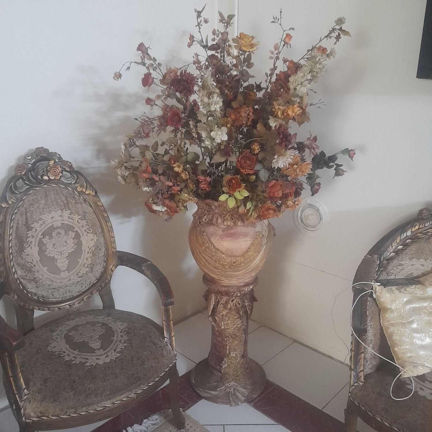 گلدان با پایه طرح دار|گل مصنوعی|اصفهان, خانه اصفهان|دیوار