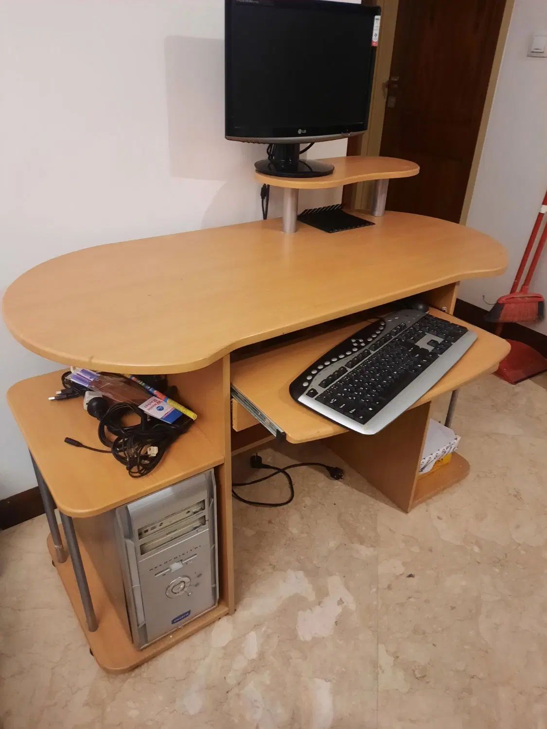 کامپیوتر pc بامانیتور و میز|میز تحریر و کامپیوتر|تهران, دروس|دیوار