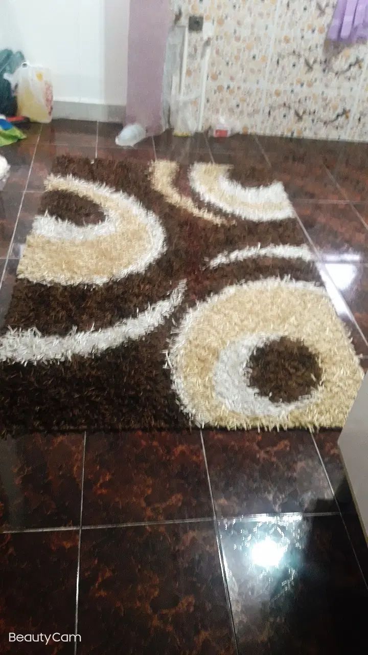 فروش دو عدد قالیچه پرز بلند ۴ متری و میز تلویزیون|فرش|رشت, منظریه|دیوار