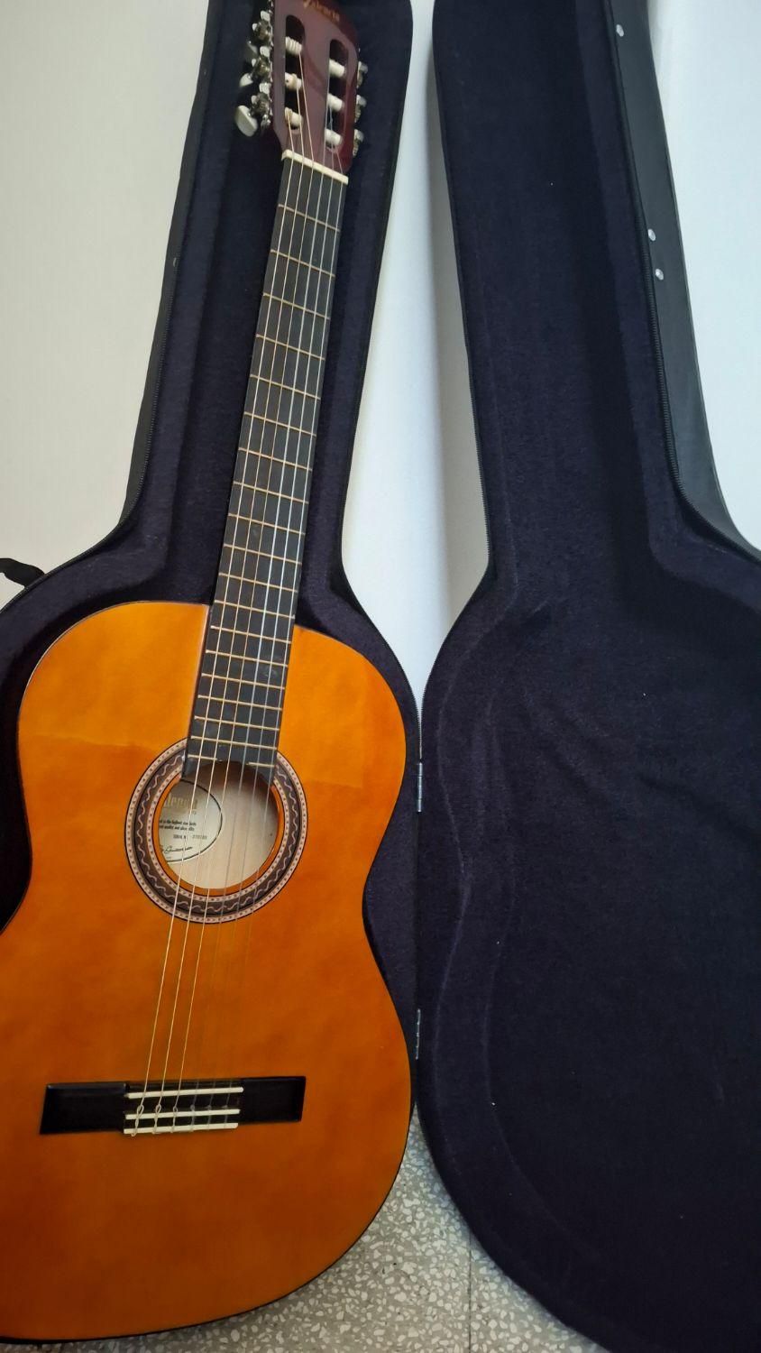 گیتار والنسیا نو همراه با کیس(کیف) هارد|گیتار، بیس، امپلیفایر|سمنان, |دیوار