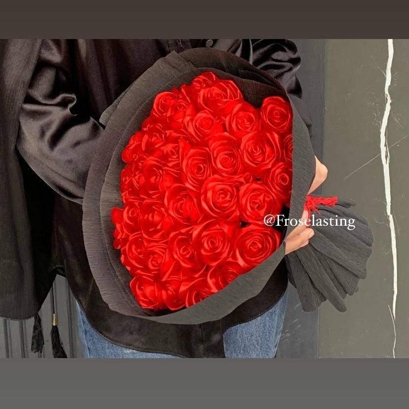 دسته گل قرمز روبانی|گل مصنوعی|تهران, نیروی هوایی (پیروزی)|دیوار