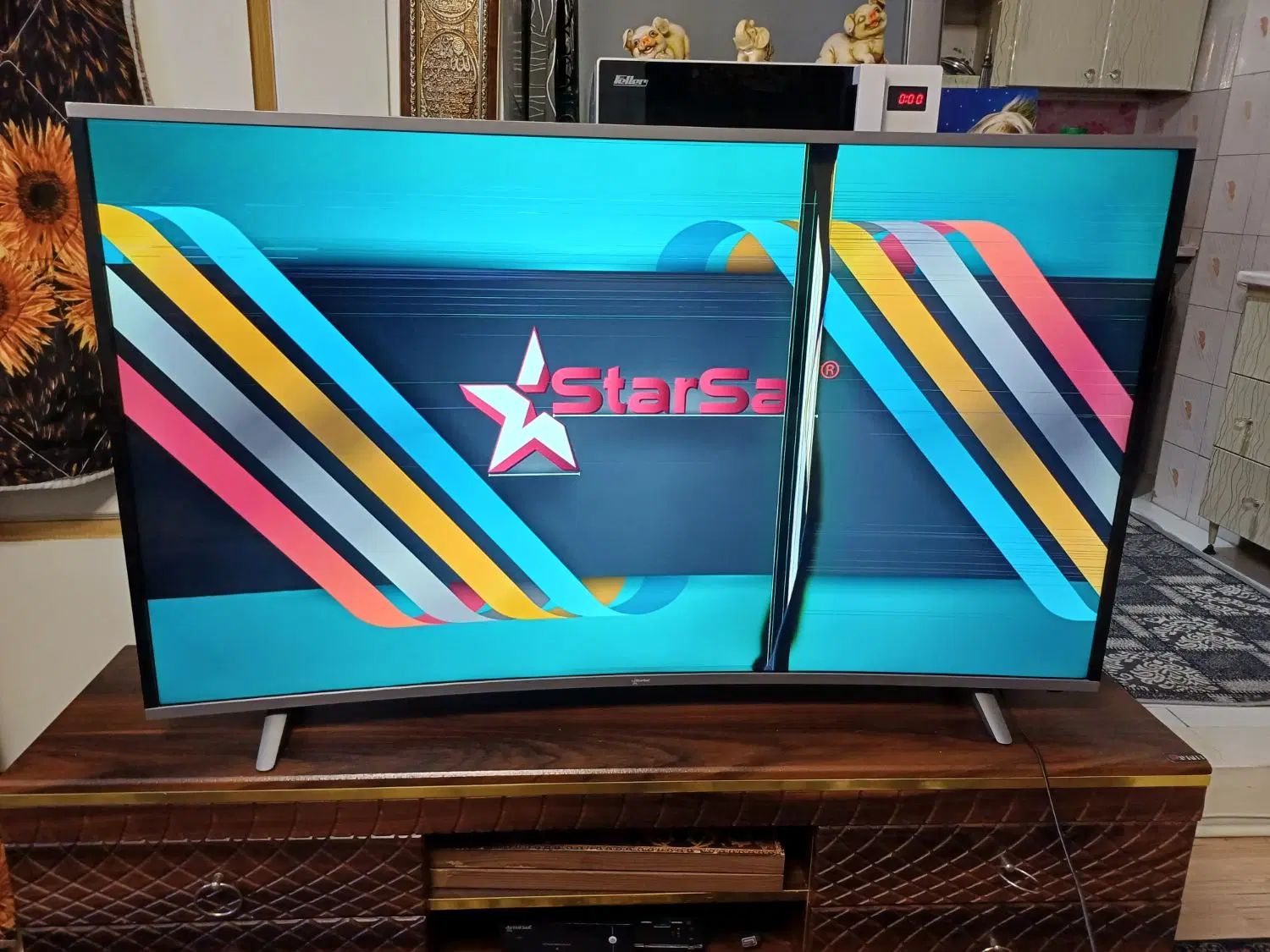 یک میز تلویزیون و تلوزیون 55منحی starsat|تلویزیون و پروژکتور|تهران, فلاح|دیوار