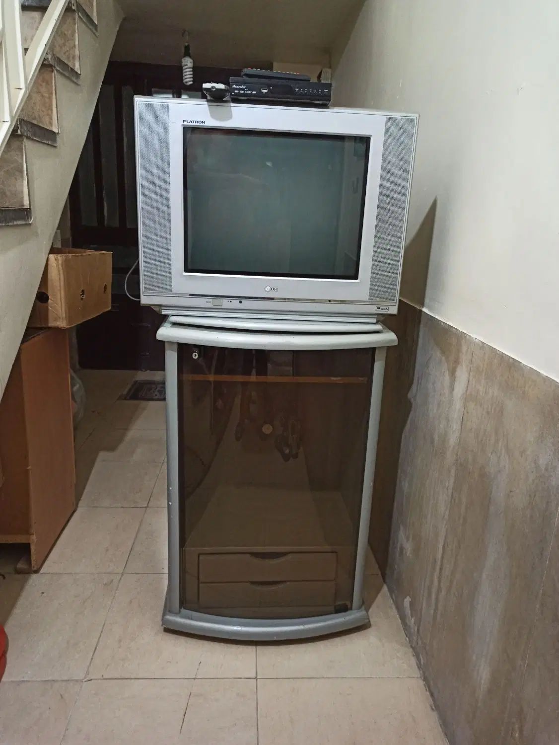 تلویزیون LG گیرنده دیجیتال maxeeder و میز تلویزیون|تلویزیون و پروژکتور|تهران, افسریه جنوبی|دیوار