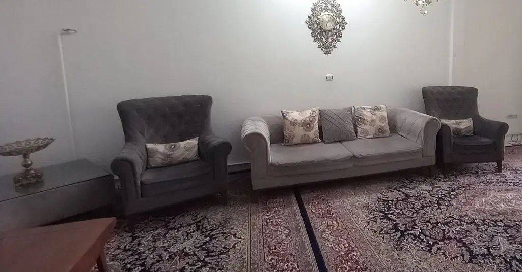 مبل راحتی چستر ۷ نفره به همراه پاف شیشه خور|مبلمان خانگی و میز عسلی|تهران, مسعودیه|دیوار