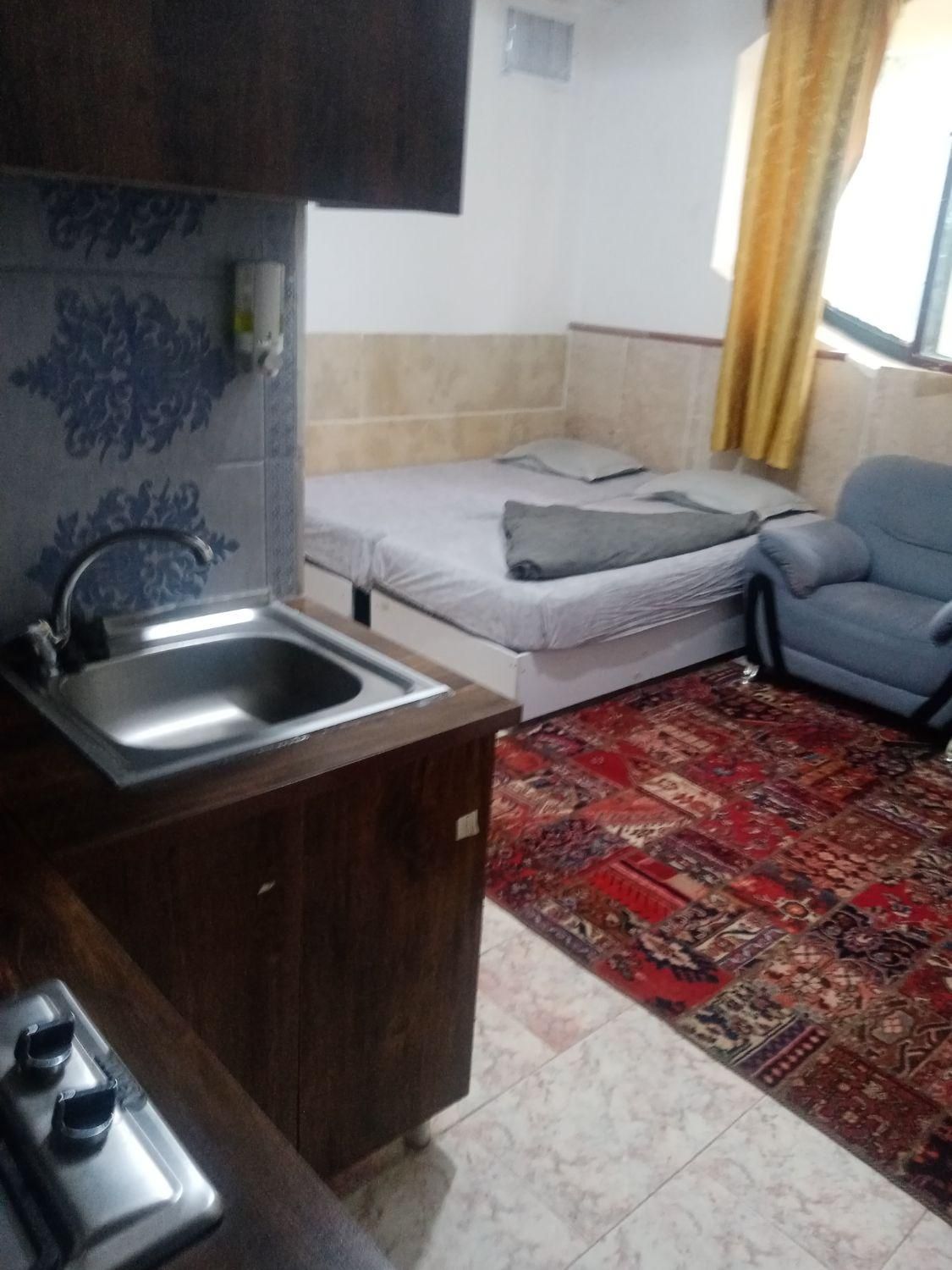 مسافر خونه با فضای بزرگ باغ وپارکینگ|اجارهٔ کوتاه‌مدت آپارتمان و سوئیت|کرمان, |دیوار