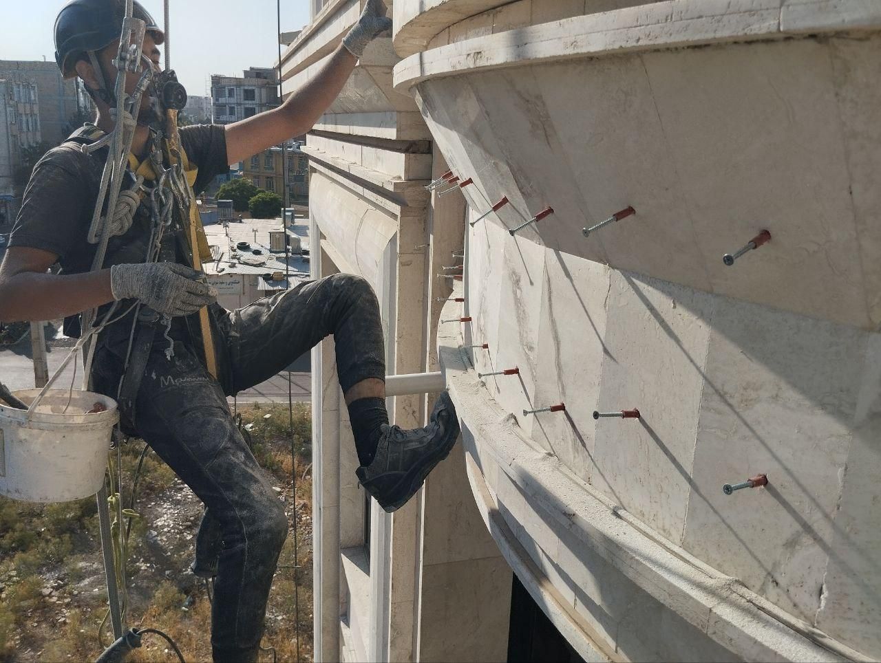 پیچ رولپلاک نماکار در ارتفاع/بدون داربست/راپل/طناب|خدمات پیشه و مهارت|قزوین, |دیوار