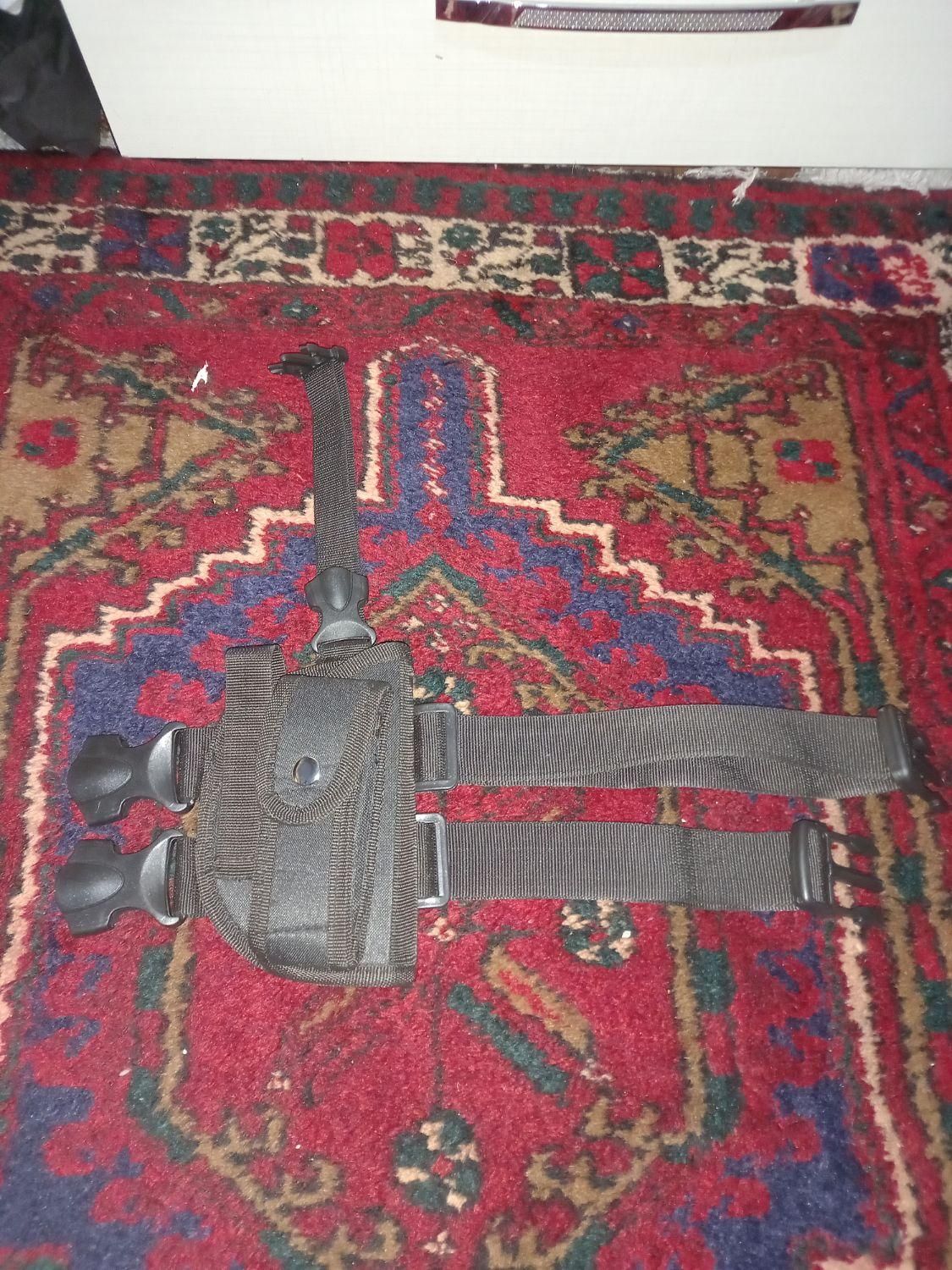 جلد و غلاف کلت یا تونفا به همراه جای خشاب چراغ قوه|کوهنوردی و کمپینگ|پرند, فاز ۵|دیوار