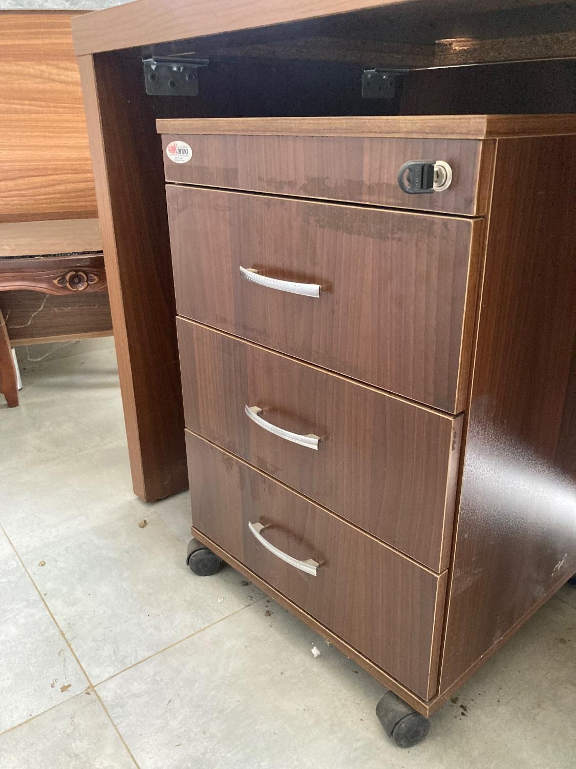 فروش فوری میز و صندلی اداری و املاک|مبلمان اداری|لاهیجان, کوه بیجار|دیوار