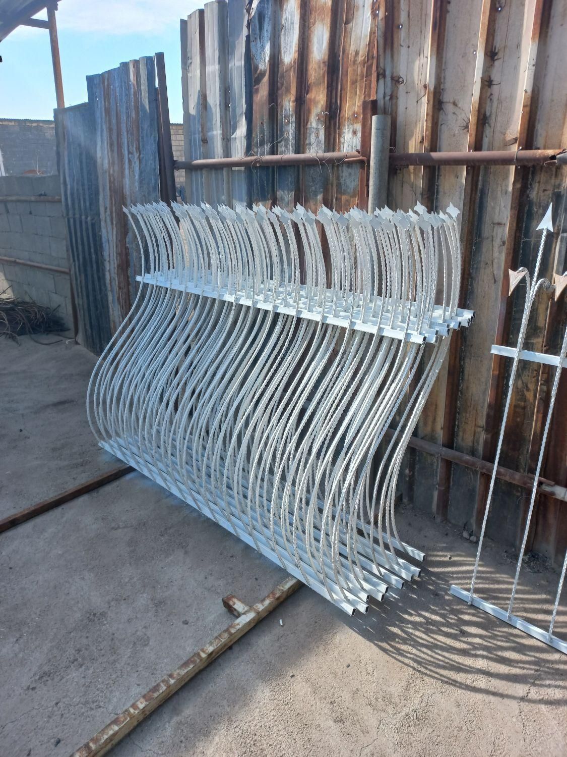 ساخت و نصب انواع نرده و جان پناه و آلاچیق و سردری|خدمات پیشه و مهارت|اصفهان, ستار|دیوار