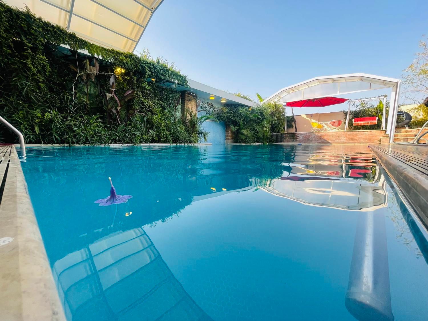 اجاره ویلا استخردار تریبلکس بر ساحل|اجارهٔ کوتاه‌مدت ویلا و باغ|بندر انزلی, چهارفریضه|دیوار