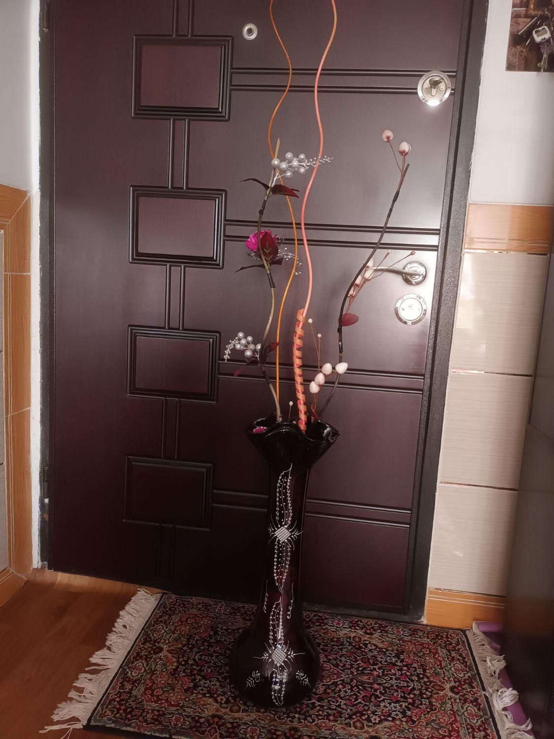 گلدان شیشه ای نو وسالم|گل مصنوعی|کرمان, |دیوار