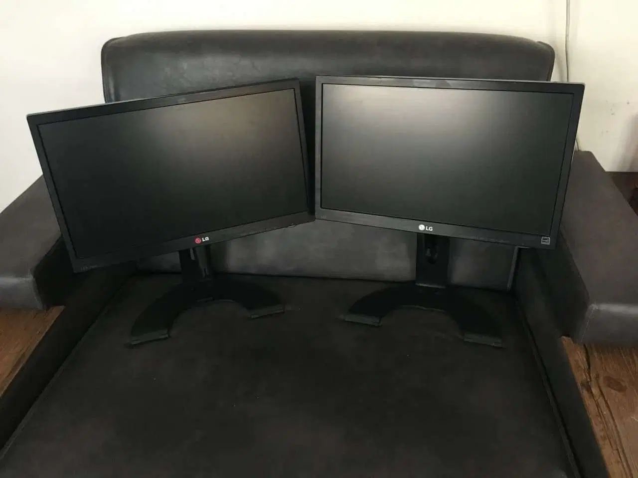 دو عدد مانیتور LG فوق‌العاده تمیز به همراه پایه|قطعات و لوازم جانبی رایانه|مشهد, فارغ التحصیلان|دیوار