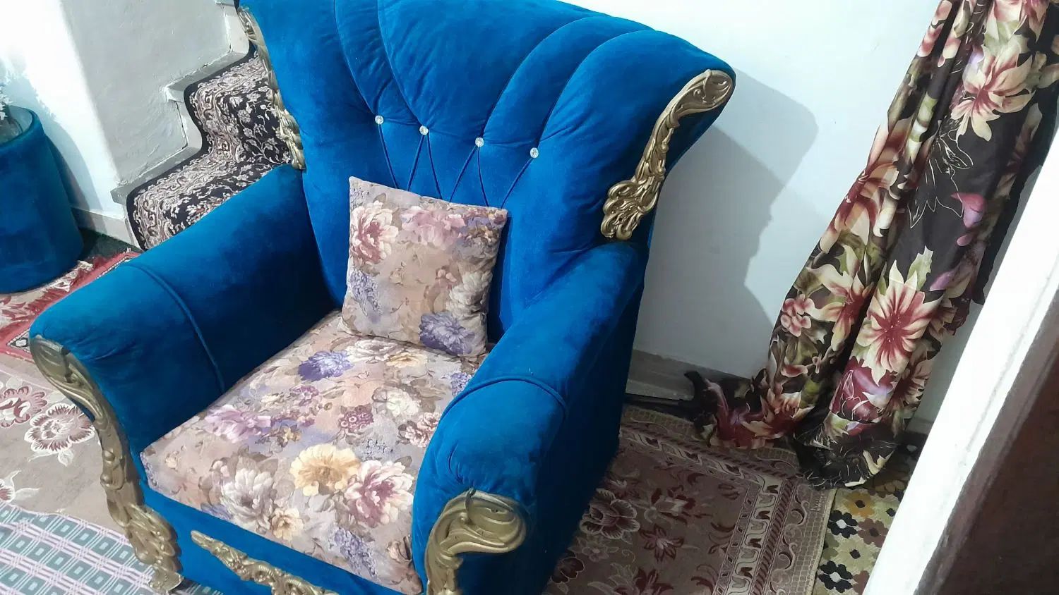 مبل سالم با جلو مبلی بزرگ و دو عدد کوچک|مبلمان خانگی و میز عسلی|رشت, کوی فکوری|دیوار