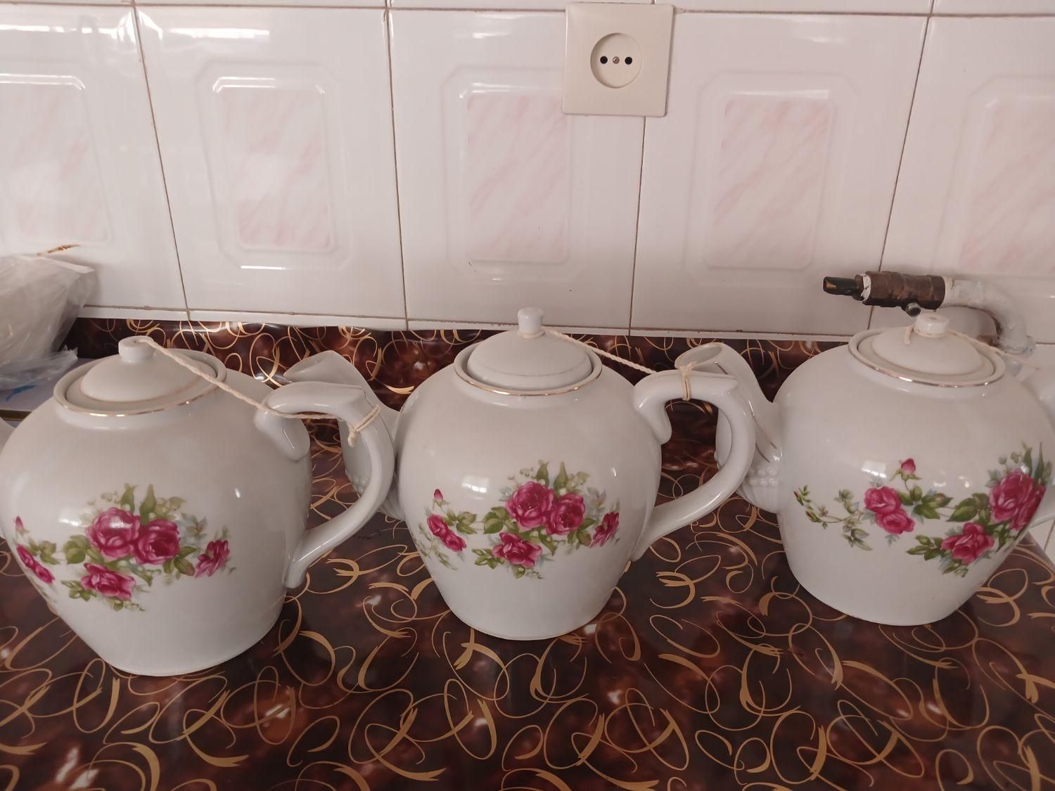 قوری بزرگ گل سرخی قدیمی|قوری، کتری، قهوهساز دستی|یزد, |دیوار