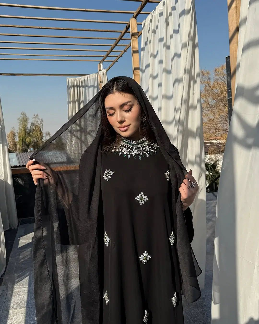 مانتو مجلسی|لباس|تهران, دبستان|دیوار