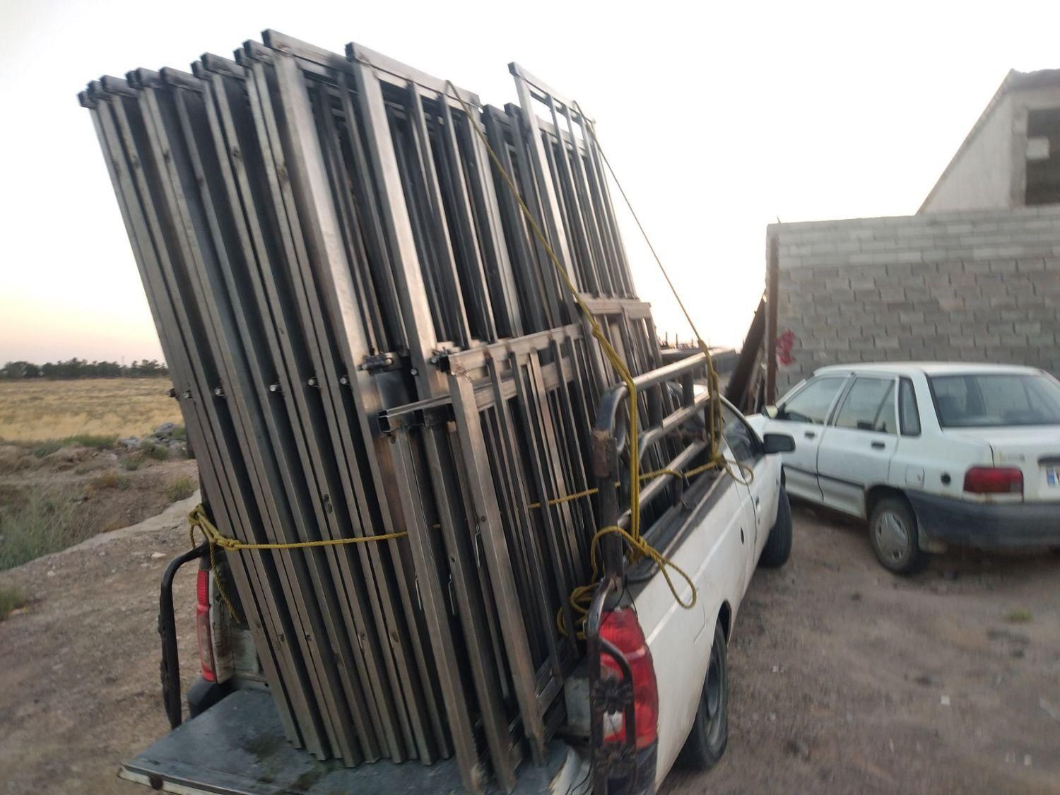 درب انباری و پشت بام خرپشته و پنچره آهنی|مصالح و تجهیزات ساختمان|تبریز, |دیوار