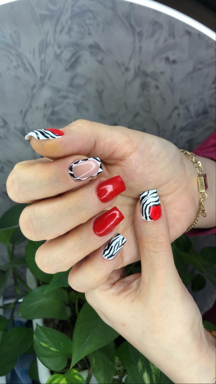 کاشت ناخن حرفه ای+ تخفیف دیزاین برای ۵ نفر|خدمات آرایشگری و زیبایی|اصفهان, خانه اصفهان|دیوار