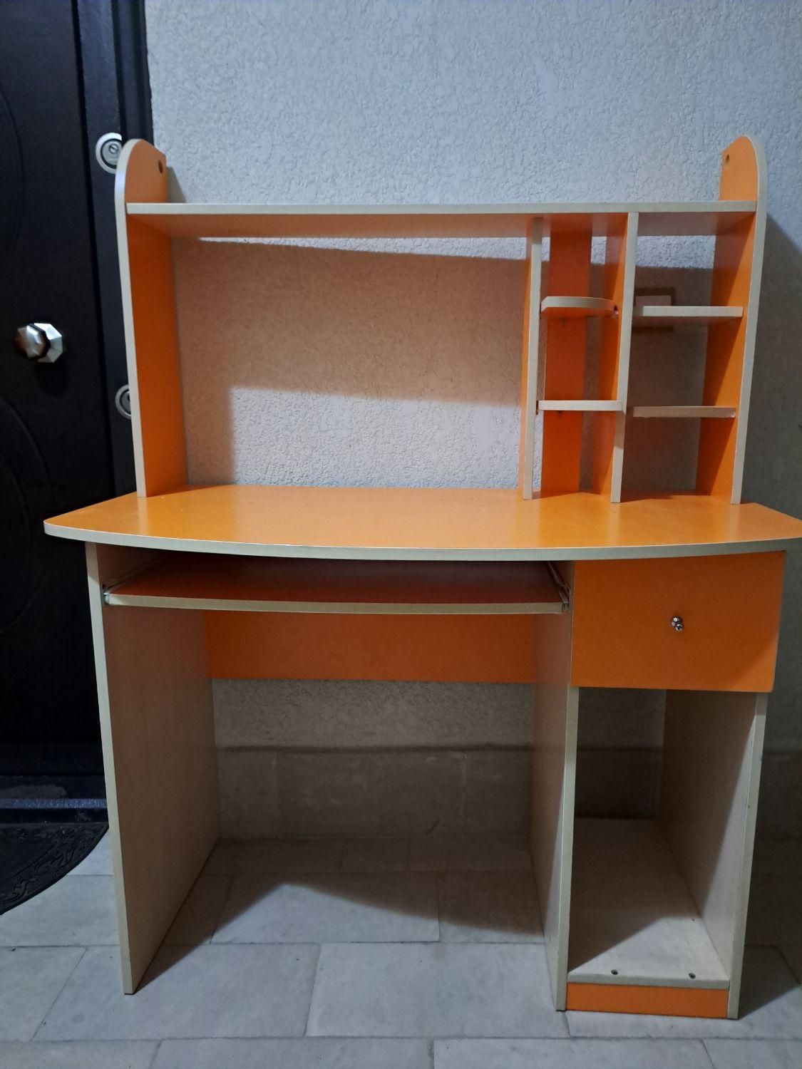 سرویس میز کامپیوتر به همراه کمد لباس و ویترین|میز تحریر و کامپیوتر|لاهیجان, شهید آوینی|دیوار