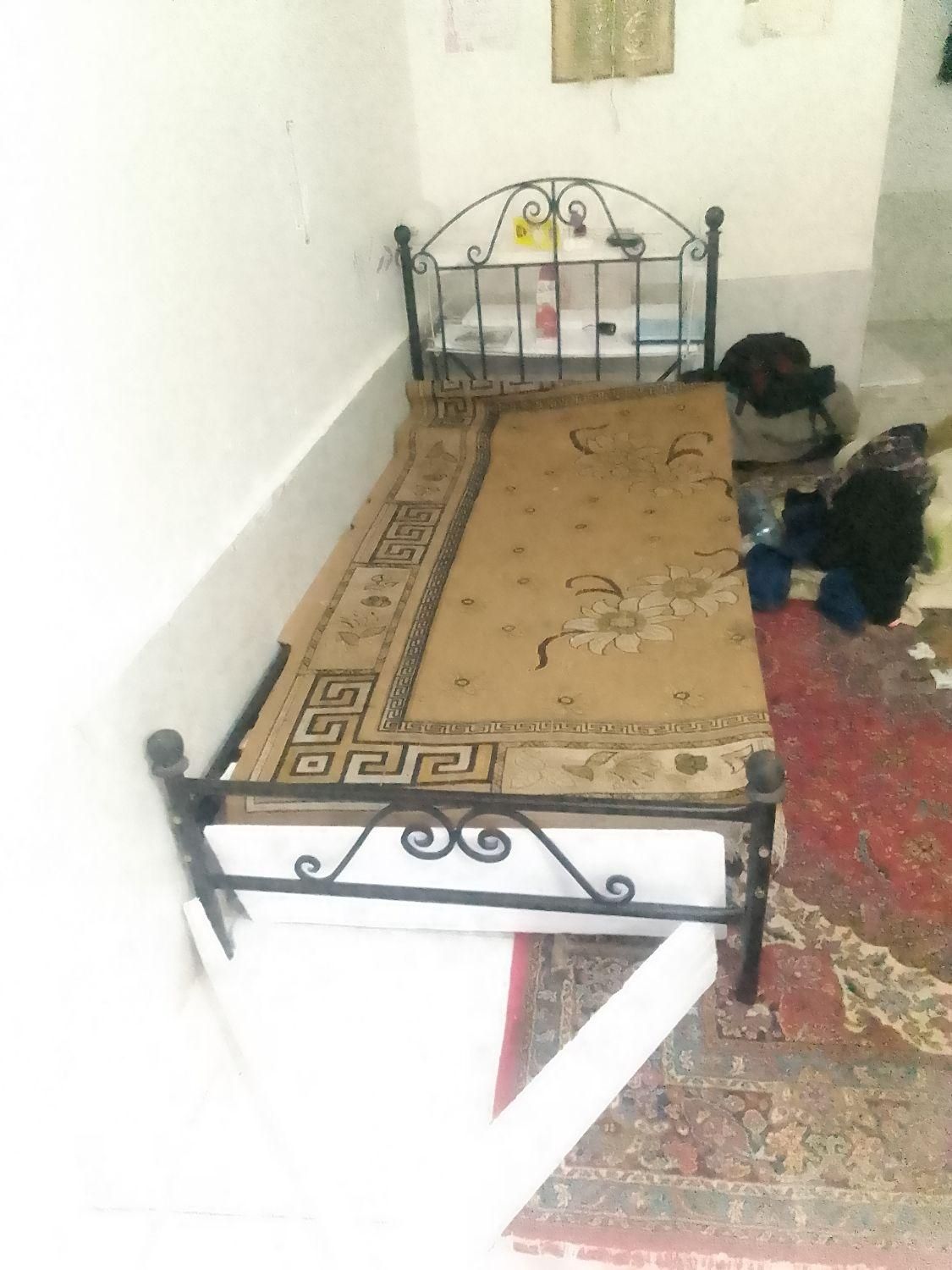 یک عددسینک تک لگنه جنس خوب بایک تخت خواب تک نفره|تخت و سرویس خواب|رشت, انصاری|دیوار
