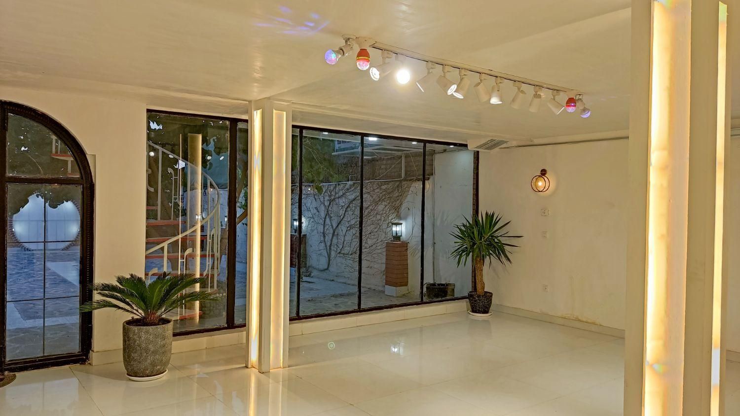 اجاره باغ مجهز مناسب اقامت، تولد و دورهمی خانوادگی|اجارهٔ کوتاهمدت ویلا و باغ|سبزوار, قصبه شرقی|دیوار