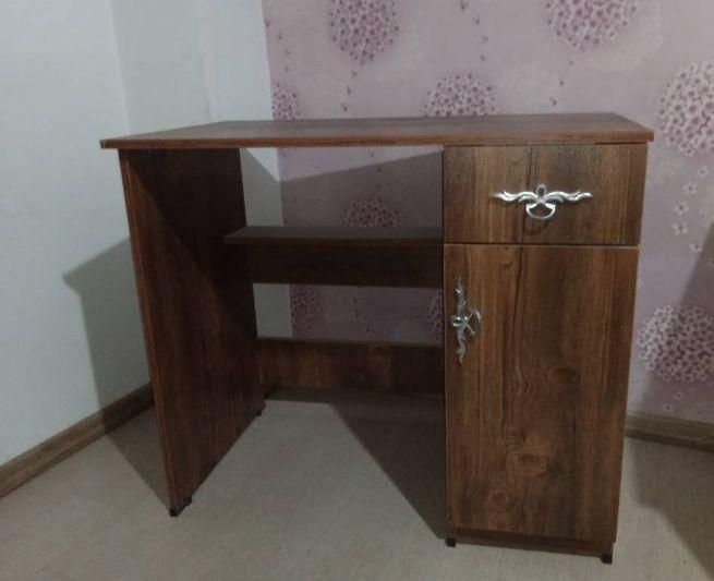 دو میز تحریر تمیز همراه با صندلی جکدار|میز تحریر و کامپیوتر|اندیشه, اندیشه فاز ۴|دیوار