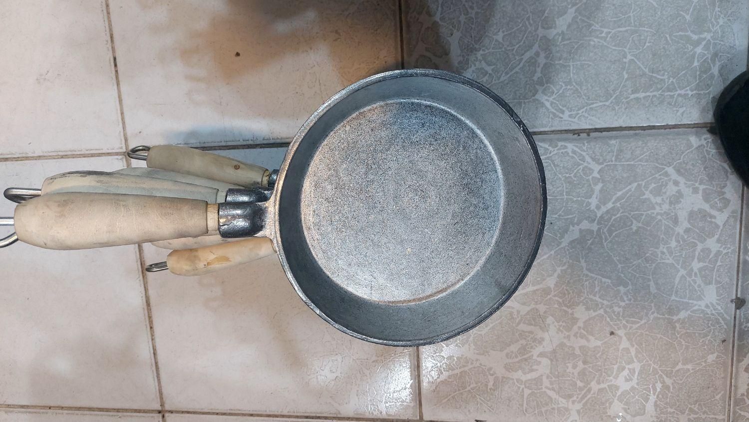 مایتابه دسته چوبی چدن روسی|ظروف پخت‌وپز|مشهد, خین عرب|دیوار