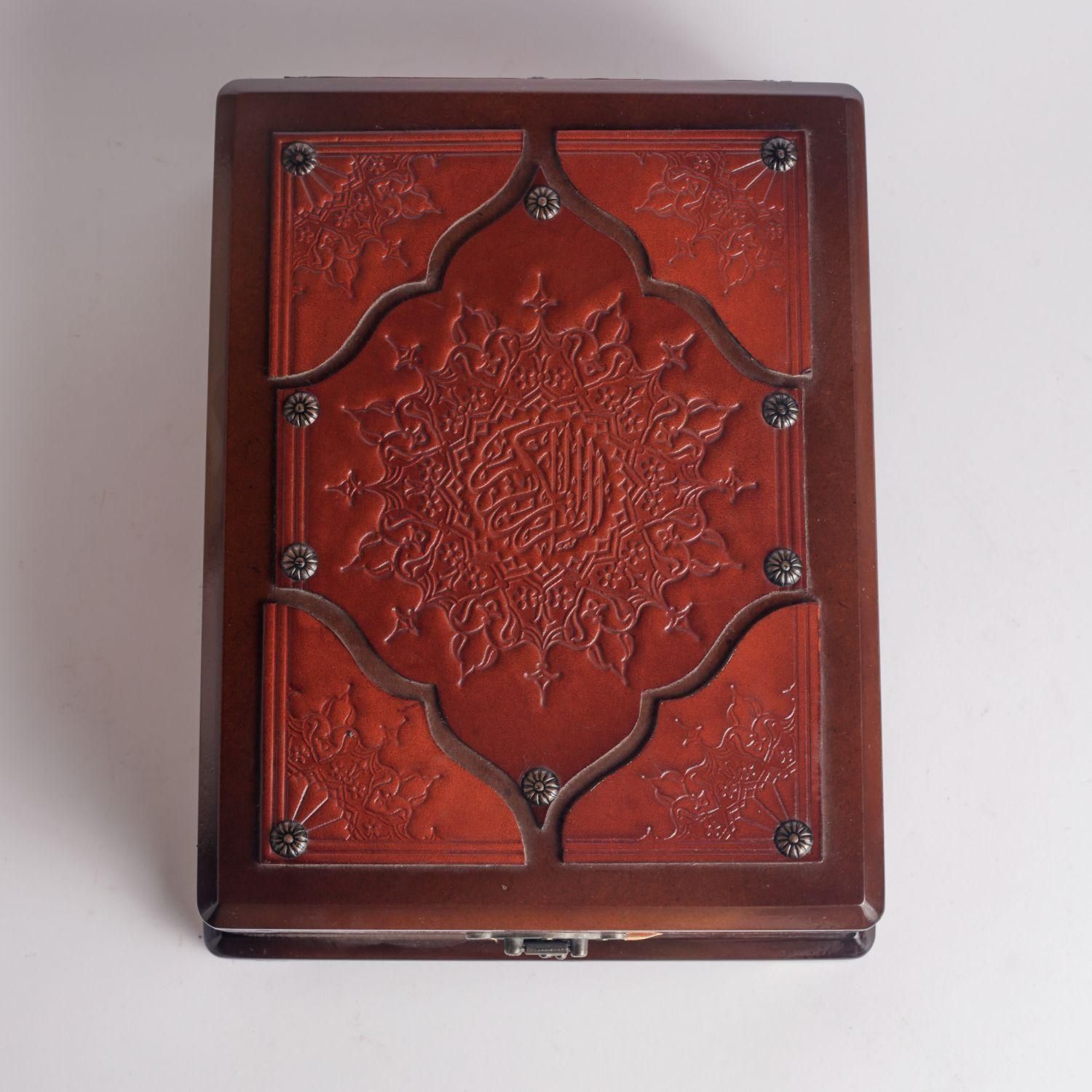 قرآن نفیس چرم کارشده با جعبه خاص(کد۲۴)     فخررازی|کتاب و مجله مذهبی|تهران, بهارستان|دیوار