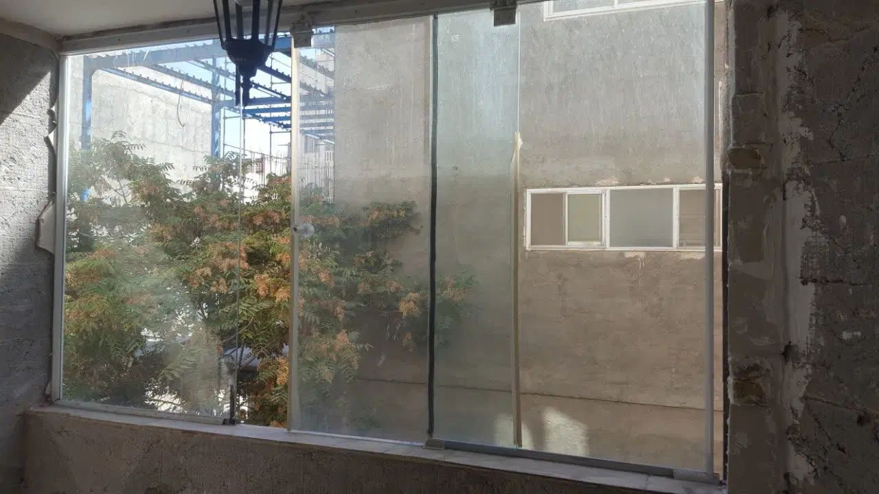 پنجره شیشه ای ۸ میل ریلی و چند عدد درب چوبی|مصالح و تجهیزات ساختمان|مشهد, نیروی هوایی|دیوار