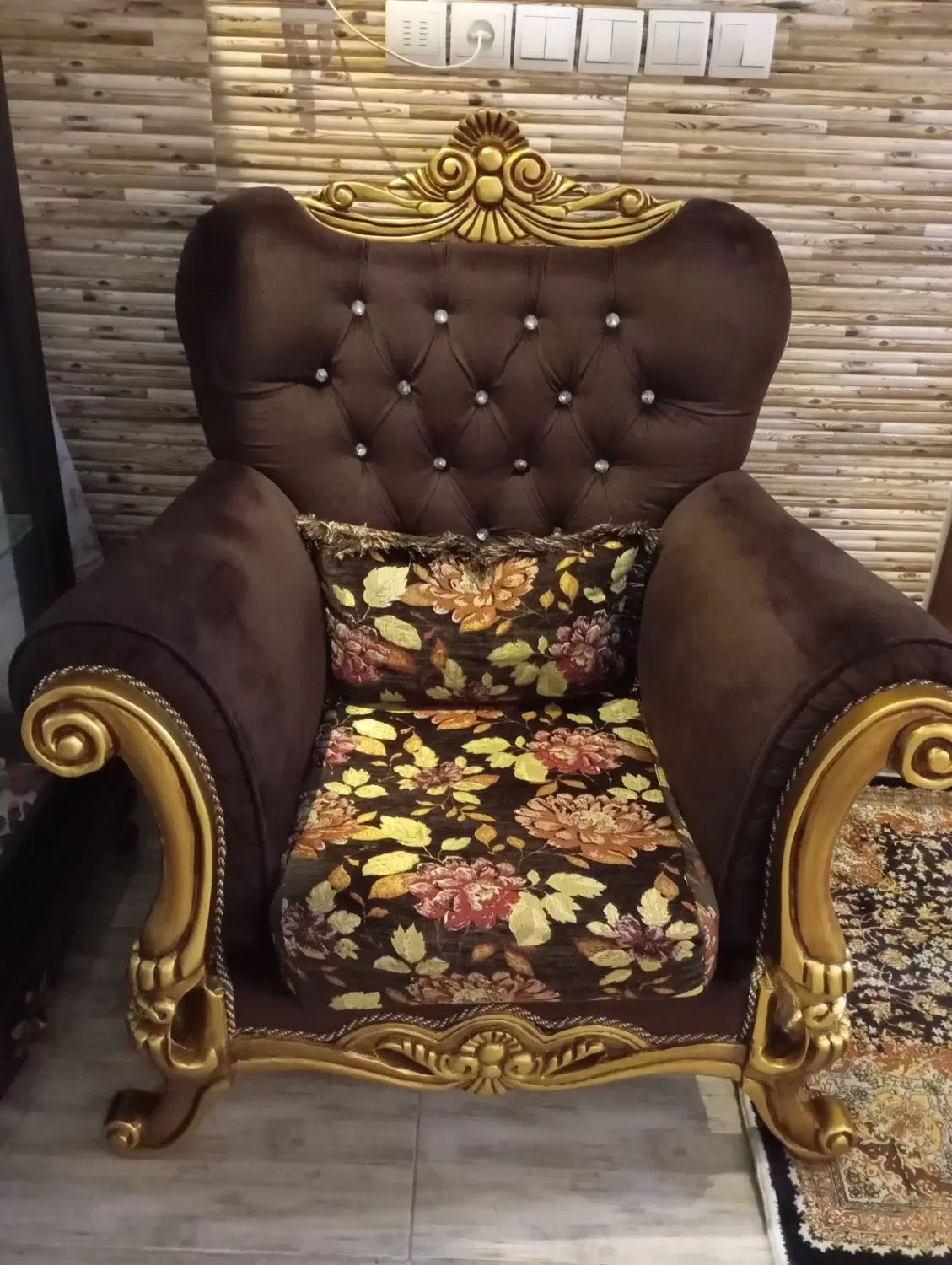 مبل۴نفره کلاسیک(به خریدار واقعی تخفیف میدیم)|مبلمان خانگی و میز عسلی|اسلام‌شهر, شهرک مفیدی|دیوار