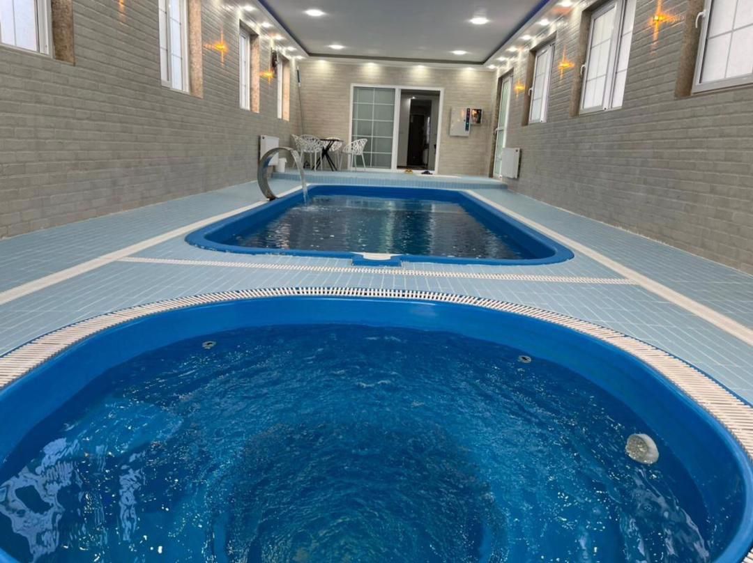 استخر دار لوکس انزلی مالک هستم|اجارهٔ کوتاهمدت ویلا و باغ|بندر انزلی, معلم|دیوار