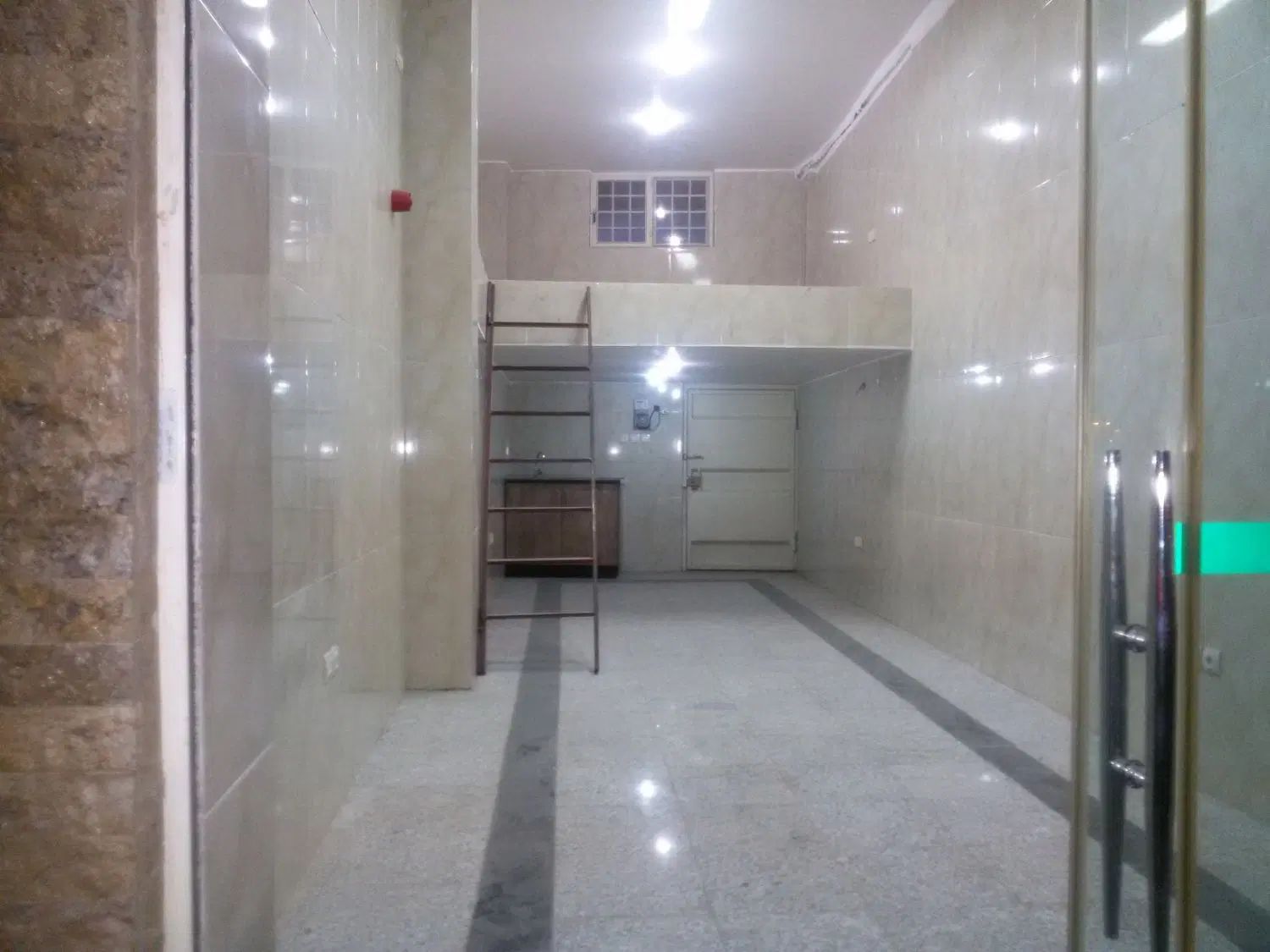 اجاره مغازه ۲۸ متری در کنار گذر خرازی|اجارهٔ مغازه و غرفه|اصفهان, جاوان|دیوار