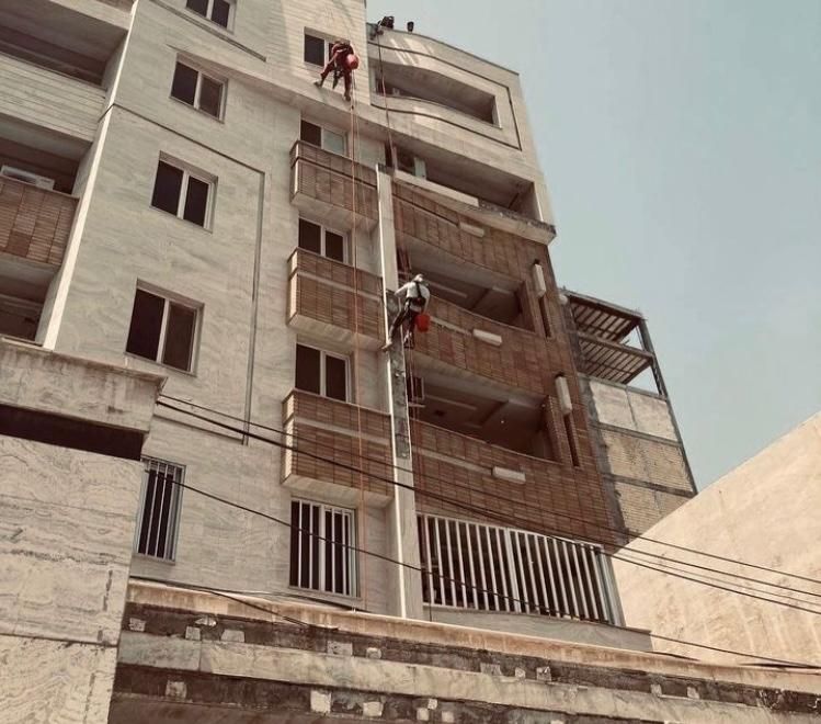 کار با طناب بدون‌ داربست پیچ رولپلاک نما برق کاری|خدمات پیشه و مهارت|اهواز, کیانپارس |دیوار
