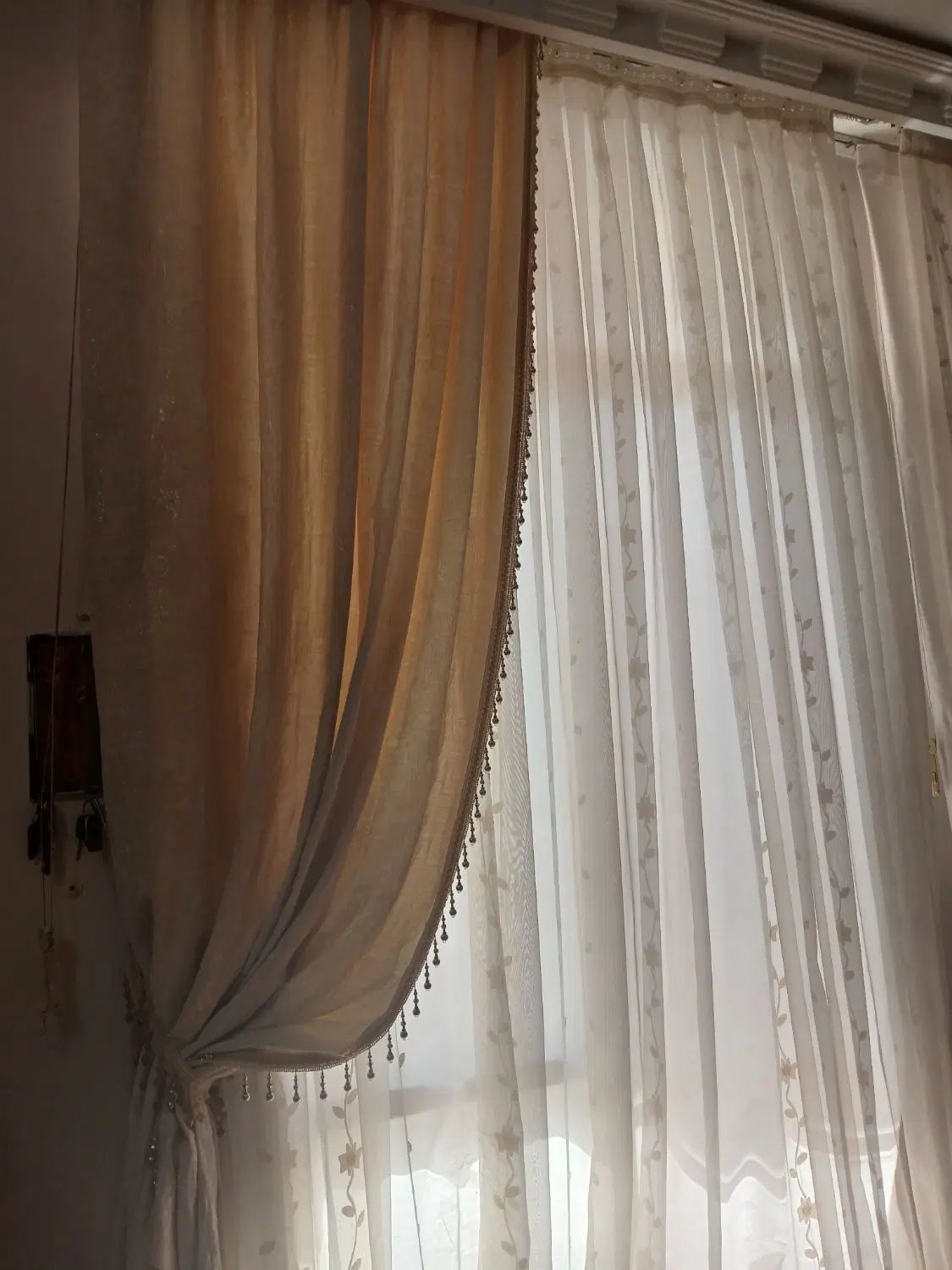 پرده تور با آستر. وچوب پرده هاش یک میلیون ودویست|پرده، رانر، رومیزی|اصفهان, خانه اصفهان|دیوار