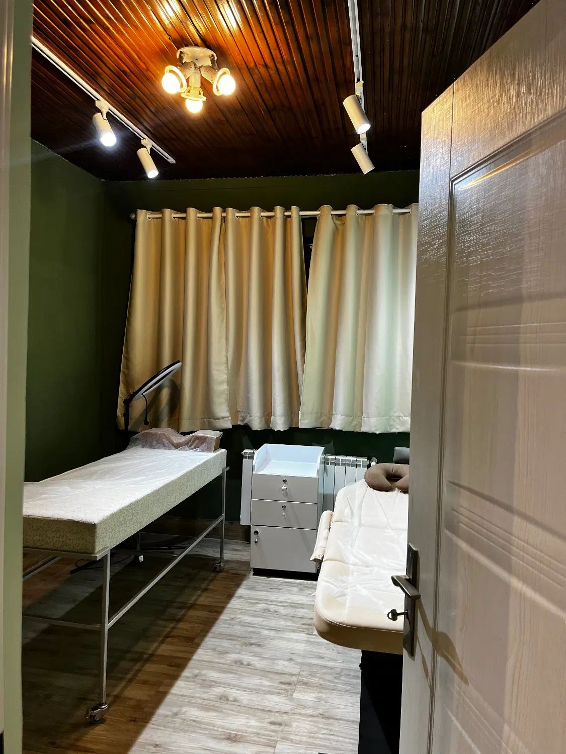 دعوت به همکاری در لاین مژه/لیفت یا میکروبلیدینگ|استخدام درمانی، زیبایی، بهداشتی|رشت, معلم|دیوار