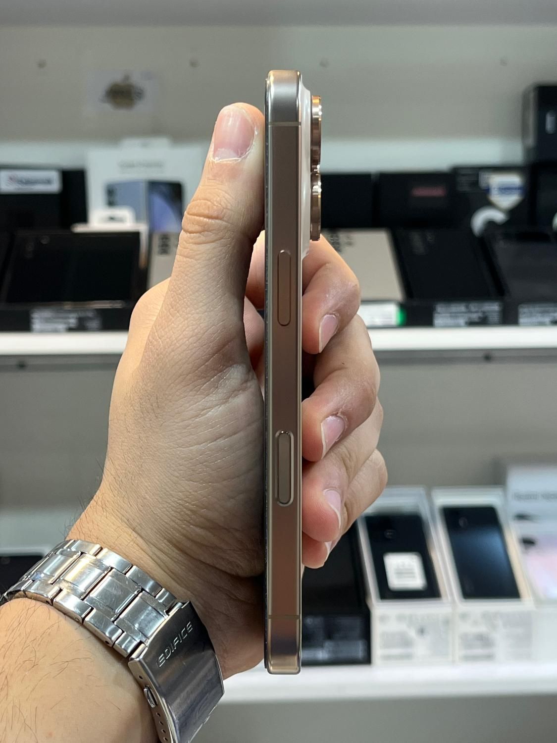 Iphone 16 pro 256 شرکتی مشابه اکبند فقط ۱۶بار شارژ|موبایل|کرج, کوی امامیه|دیوار