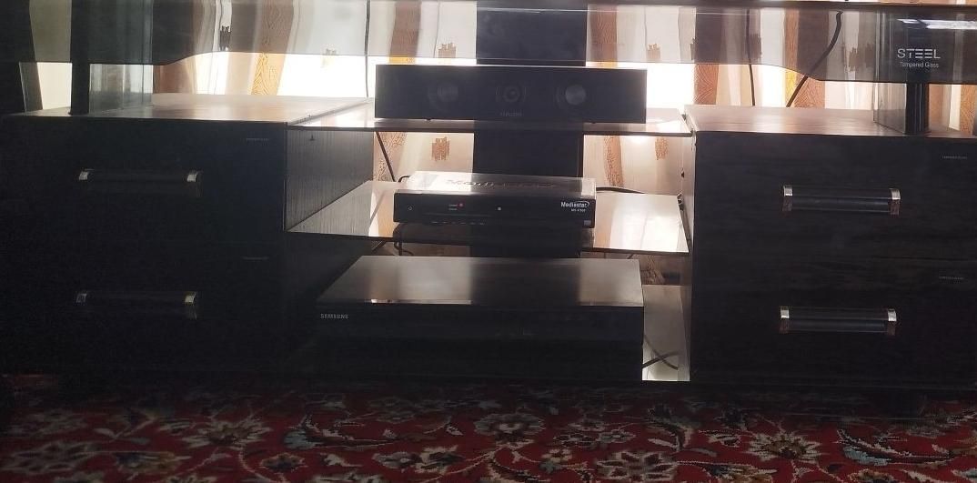 سینمای خانگی DVD همراه با میز شیشه ای|پخش‌کننده DVD و ویدیو|شیراز, ده پیاله|دیوار