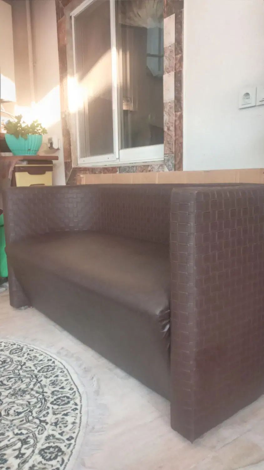 راحتی ۳ نفره چرمی|مبلمان خانگی و میز عسلی|رشت, خمیران زاهدان|دیوار