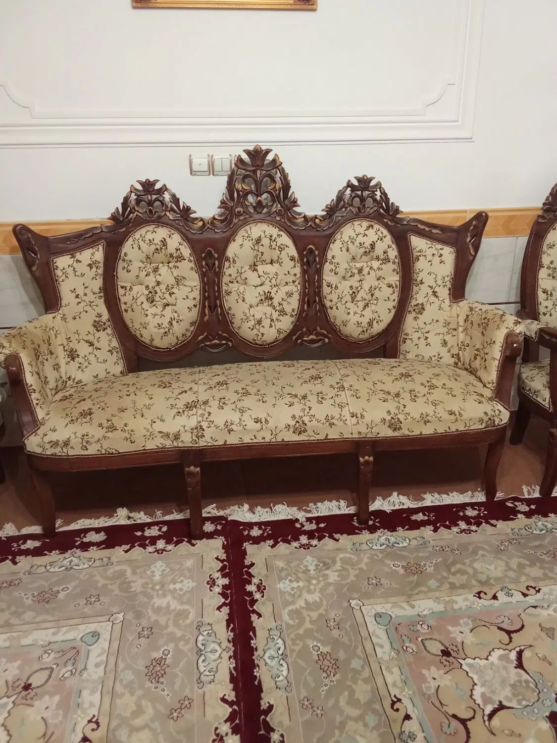 مبل سلطنتی9نفره همراه یک جلو مبلی دو میزعسلی|مبلمان خانگی و میز عسلی|نظرآباد, نظرآباد|دیوار