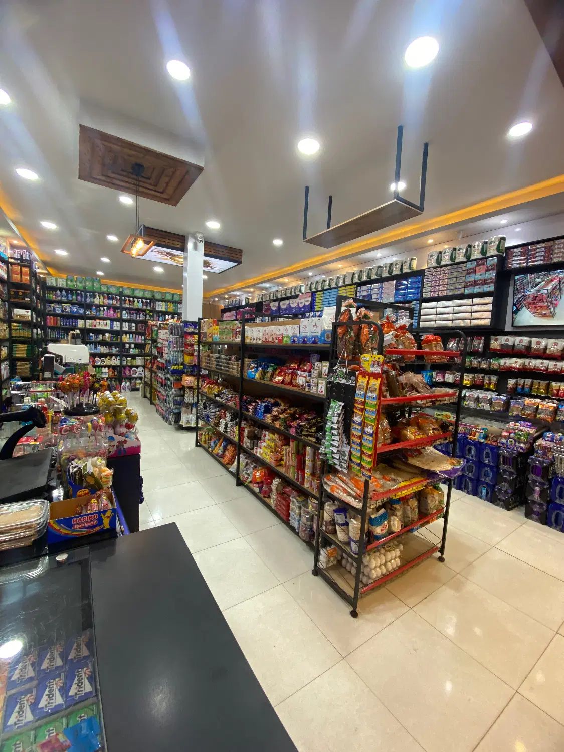 به یک نیرو اقا جهت همکاری در هایپر مارکت نیازمندیم|استخدام سرایداری و نظافت|چالوس, |دیوار