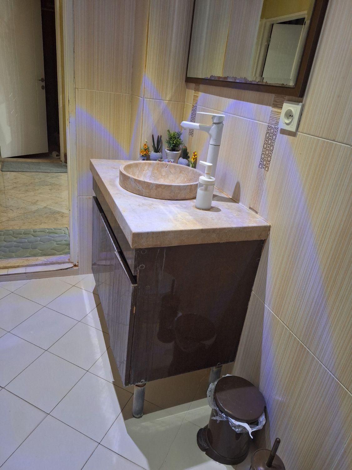 روشویی سنگی با آیینه وکابین پیویسی|لوازم سرویس بهداشتی|گرمسار, |دیوار