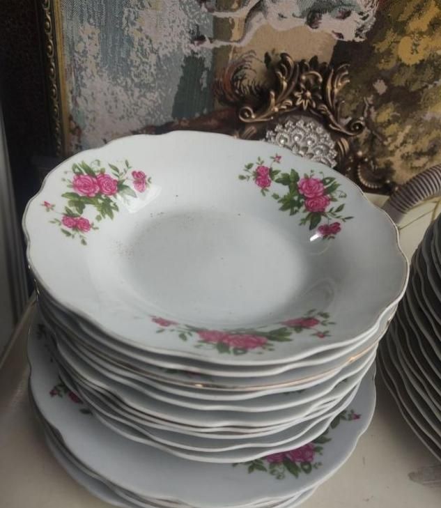 حدود ۵۰ دست چینی گلسرخی تمیز ودرحد|کلکسیون اشیاء عتیقه|همدان, |دیوار