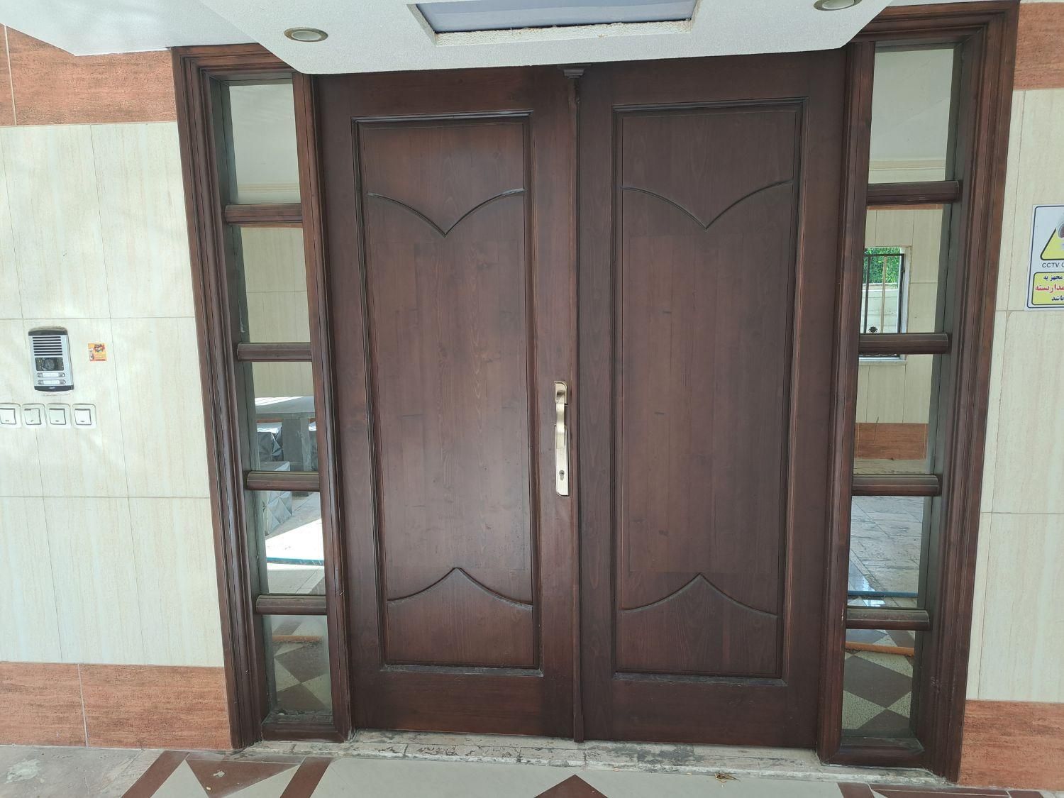 رنگ چوب پلی اورتان پلیستر کاریناکیش|خدمات پیشه و مهارت|کیش, |دیوار