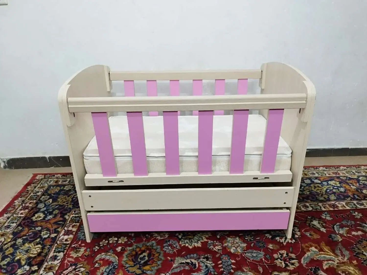 یک تخت‌خواب چوبی نوزاد دو حالته همراه با تشک طبی|تخت و صندلی بچه|شوش, |دیوار