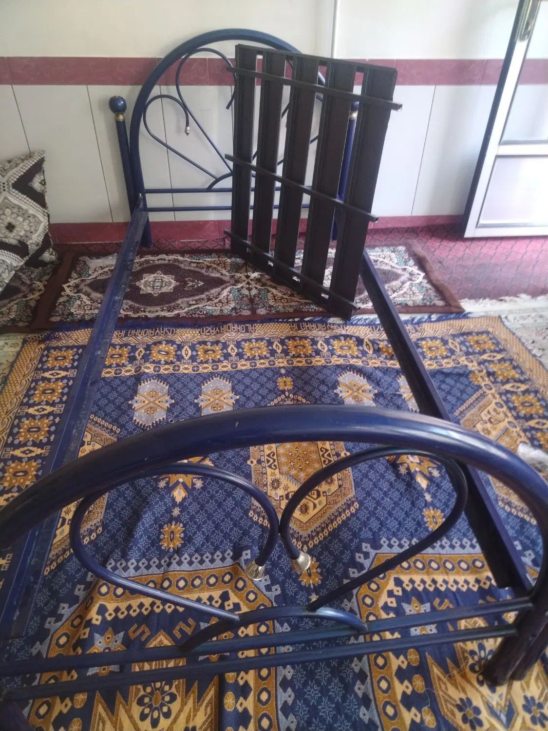 با سلام یک عدد تخت فلزی با تشک بفروش می رود|تشک تختخواب|بروجن, |دیوار