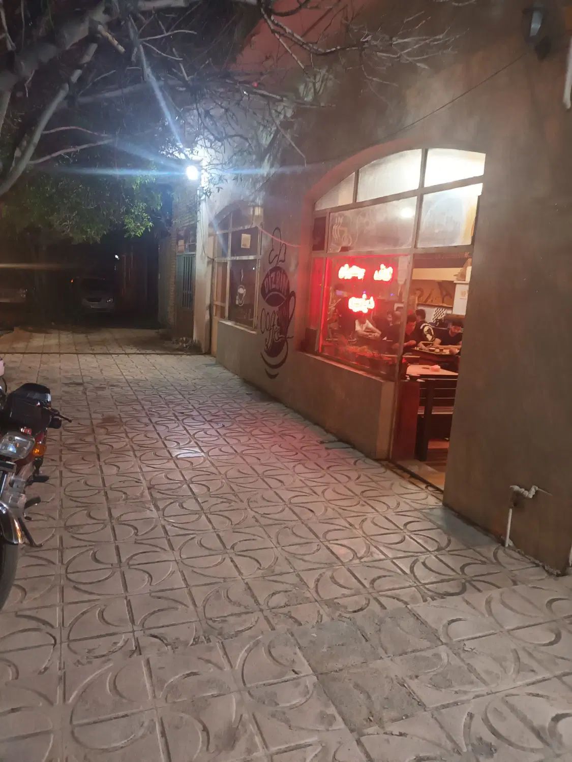 به یک نفر کارگرساده نیازمندیم در کافه دیزبین|استخدام خدمات فروشگاه و رستوران|اهر, |دیوار