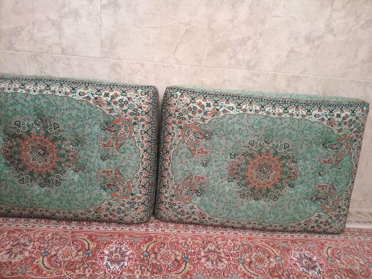 پشتی سنتی سبز فیروزه ای|مبلمان خانگی و میز عسلی|قم, تولید دارو و یخچال|دیوار