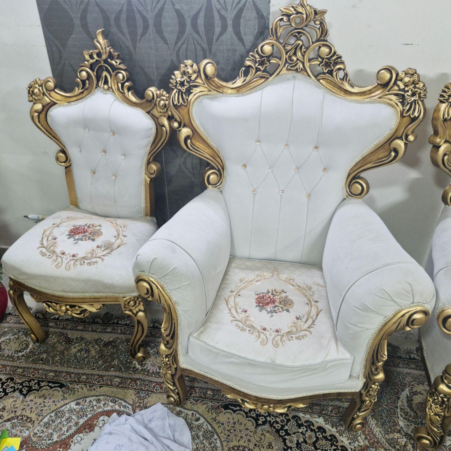 مبل سلطنتی 9 نفره به همراه سه عدد میز چوبی|مبلمان خانگی و میز عسلی|مشهد, حسین‌آباد|دیوار