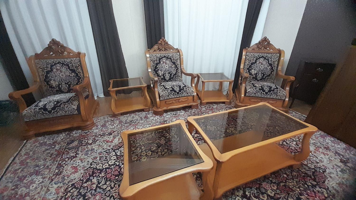 مبل قالی دستباف  با۴ عدد میز عسلی و۱ عدد میز وسط|مبلمان خانگی و میز عسلی|کرمان, |دیوار