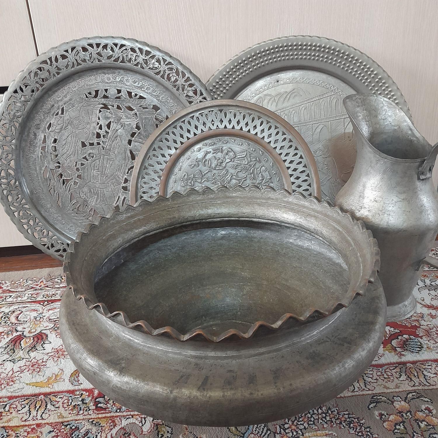 سینی تاس وپارچ و سه عدد سینی امضا دار مسی قدیمی|کلکسیون اشیاء عتیقه|تهران, سبلان (لشگر)|دیوار